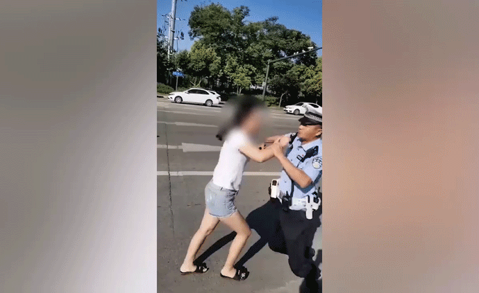 女子被罚不服后撒泼，交警一个抱摔制服