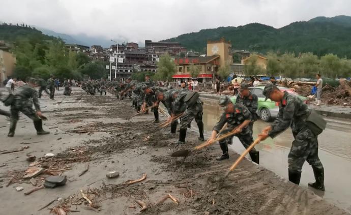 740名武警抵阿坝灾区，清障恢复交通