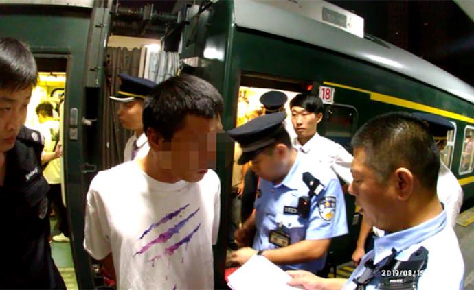 河南男子列车上喝白酒后吵闹，脚踹乘警被行拘20天