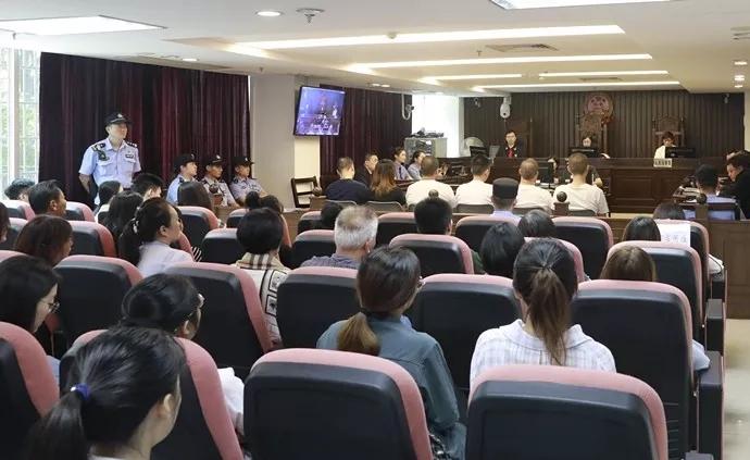 “广州十三行男员工坠亡”案开庭：女老板等6人被控非法拘禁