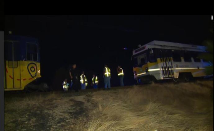 美国加州发生轻轨列车脱轨事故，已致27人受伤