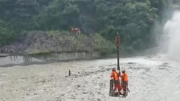 40米吊车垂降救援被洪水围困老人