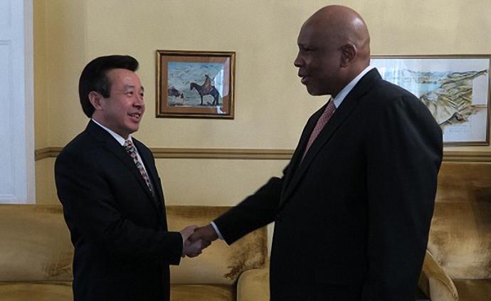 雷克中出任中国驻莱索托大使，曾任驻珀斯总领事等职