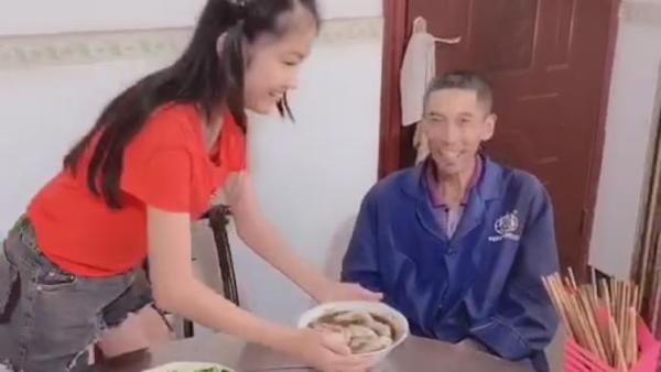 10岁小厨娘为外公外婆做饭，动作娴熟孝心感动网友