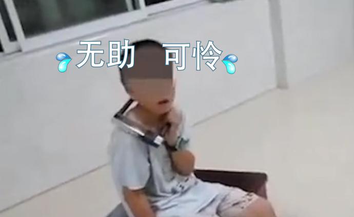 不肯借游戏机，男孩被同伴用U型锁套脖子