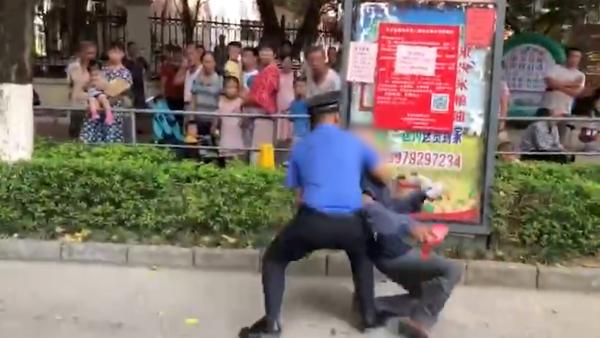来宾城管否认殴打摊贩：其辱骂并阻挠执法