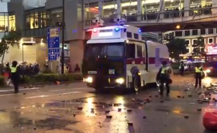 视频丨香港警方首次出动水炮车，以水柱驱散示威者