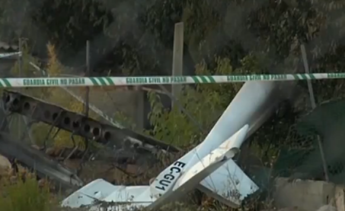 西班牙一直升机与轻型飞机相撞，两架飞机7人全部死亡