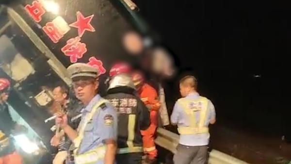 广东一大巴侧翻7死11伤，乘客甩出护栏