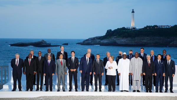 G7峰会大合影：英国首相孤独靠边站
