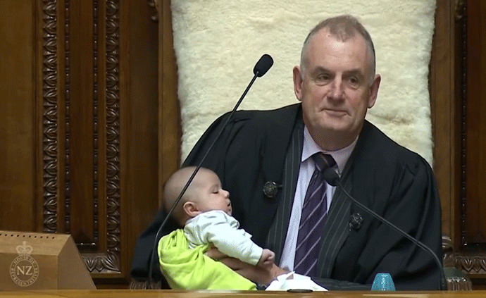新西兰议长很忙：客串“奶爸”主持议会