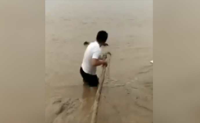 3少年黄河溺水，男子用一根木棍救三人