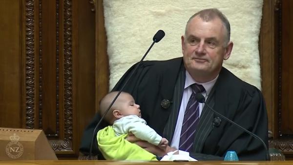 新西兰议长很忙：客串“奶爸”主持议会