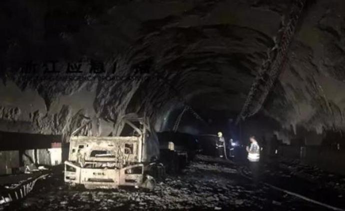 浙江高速公路隧道内货车起火事故：自燃后驾驶员未及时报警