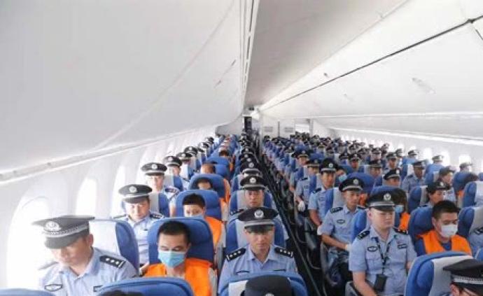 重庆警方包机押解150名网络诈骗嫌疑人回国