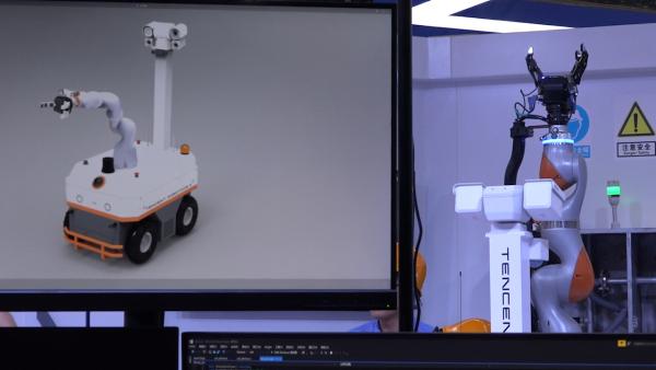 AI上海｜首台智能巡检操作机器人亮相