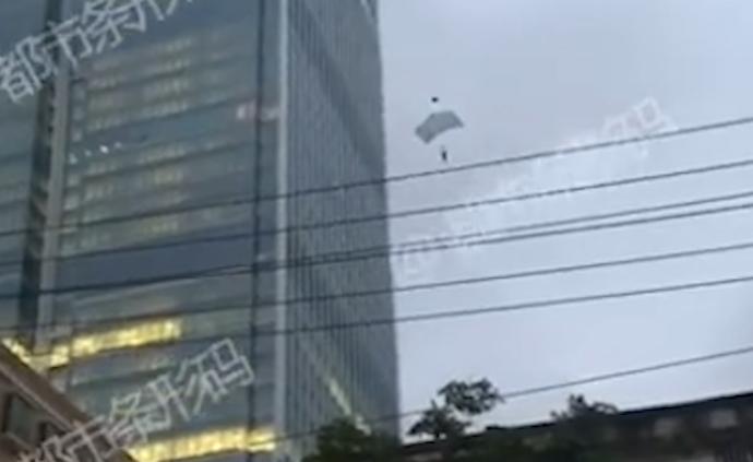 男子偷爬66层高楼跳伞身亡，同伴被拘