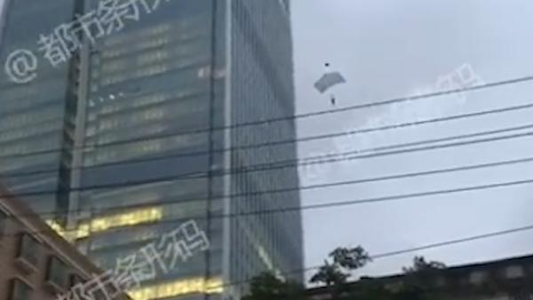 男子偷爬66层高楼跳伞身亡，同伴被拘