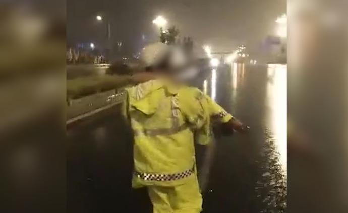 女子驾车被困水中，民警公主抱接力救出