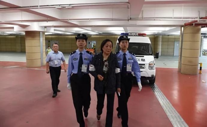 红通人员莫佩芬被控职务侵占当庭认罪，其夫是杭州落马官员