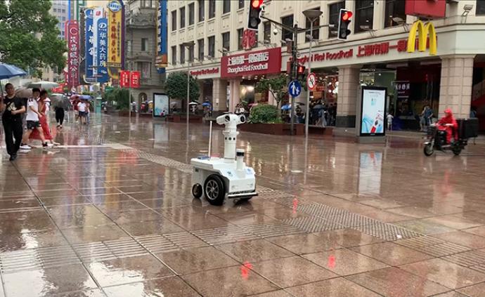 “大眼萌”机器人巡逻上海南京路，能自动避障未来将使用5G