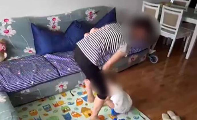 苏州一保姆疑虐待2岁幼童，3分钟视频里推搡掌掴、鞋底拍脸