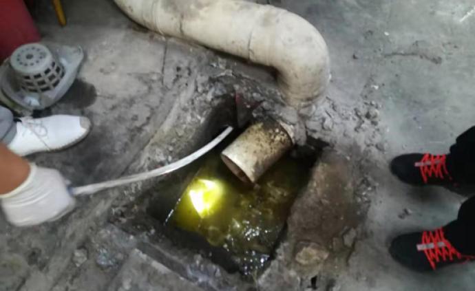 雨水管旁藏两个排污口，广州番禺区一油厂偷排废油废液被查