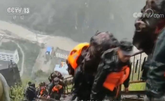 阿坝州泥石流灾害已致11人遇难，武警官兵爬近千米天梯救援