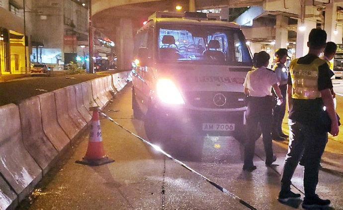 香港警察被3名黑衣人砍伤，伤口见骨