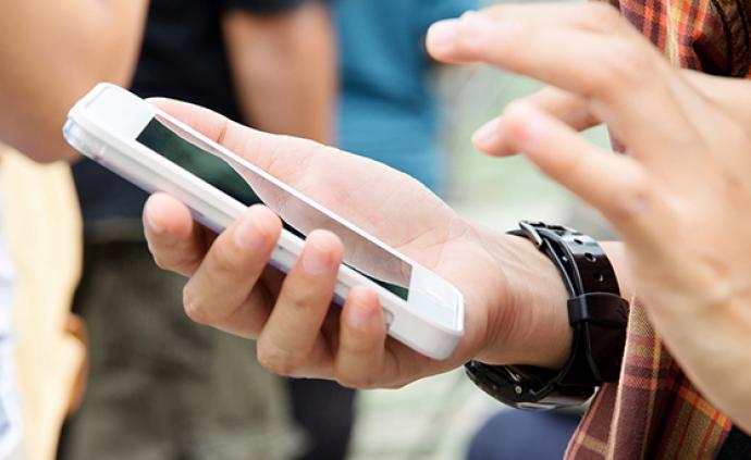 暑期手机争夺战：是什么让青少年在网络世界里欲罢不能