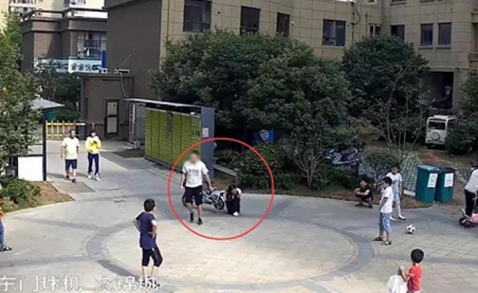 男孩踢球砸中过路女子胳膊被她的同行男伴一脚踹飞，警方介入
