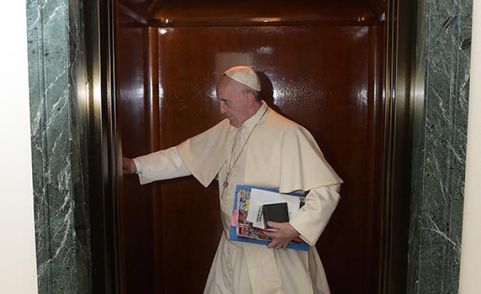 罗马教皇方济各聆听会迟到：被困电梯25分钟，致谢消防员