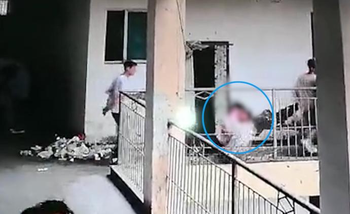 監控曝光:教學樓欄桿斷裂致一死一傷