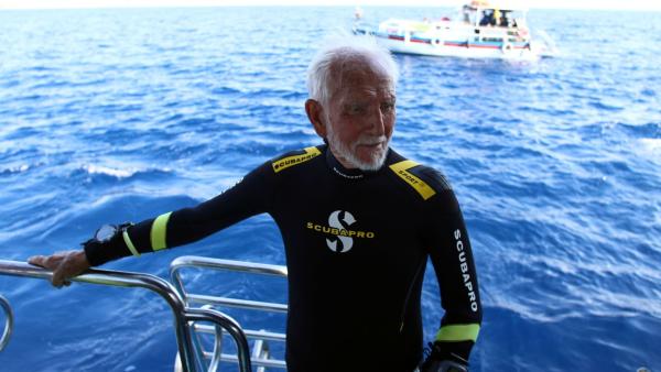 42.4米！96岁英国老兵水肺潜水破纪录