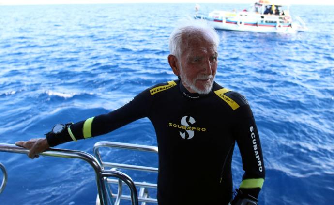 42.4米！96岁英国老兵水肺潜水破纪录