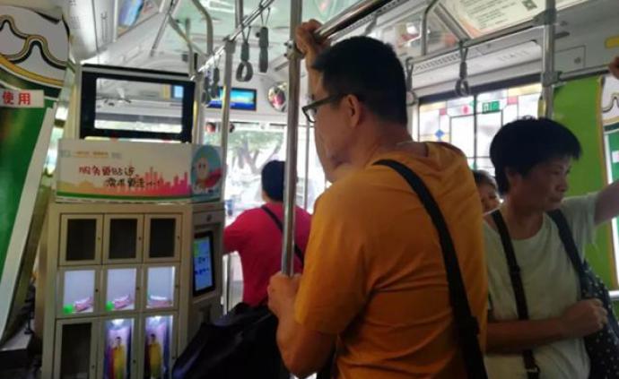广州230辆公交车内启用自动售货机，乘客反映褒贬不一