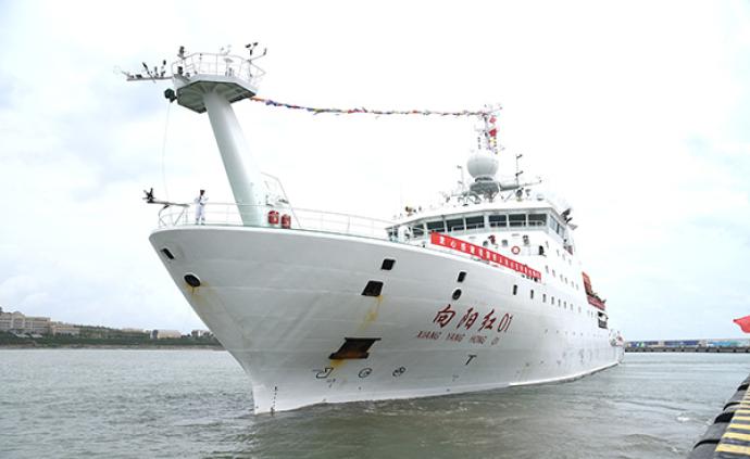 中国第十次北极考察队搭乘“向阳红01”船进入北极圈