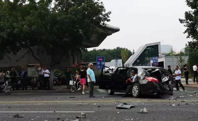 济南闹市区10车连撞，目击者称肇事厢式货车疑似刹车失灵