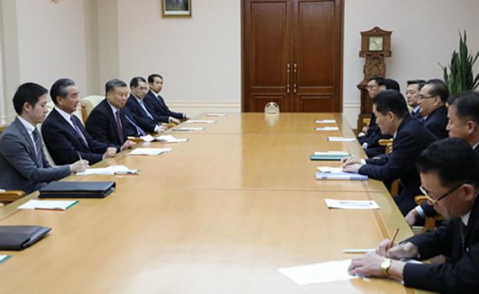 外交部长王毅会见李洙墉，双方就半岛局势等问题交换意见