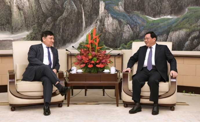 李强会见新鸿基主席郭炳联：与香港工商界深化合作、共同发展