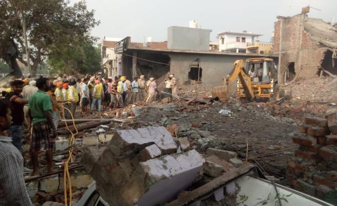 印度北部一烟花厂发生爆炸，至少15人死亡