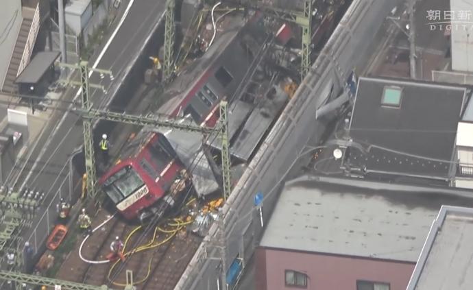 日本特快电车与卡车相撞侧翻，1死31伤