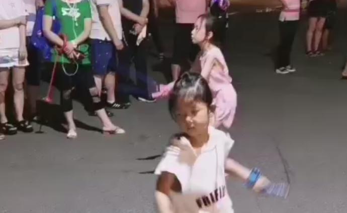4岁女娃表演花式跳绳，1分钟跳147下看呆围观群众