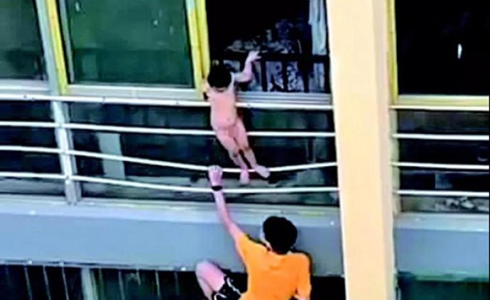 家中无人两岁半男童爬出二楼窗户，坠楼瞬间被一高三学生抱住