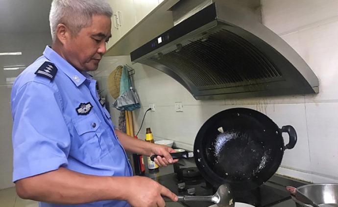 老民警坚守基层31年，57岁兼职武汉最偏远铁路派出所厨师