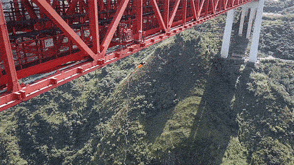 坝陵河大桥：370米，世界最高蹦极