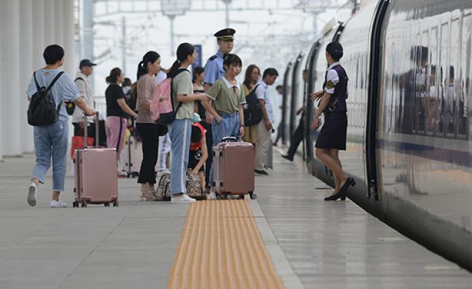 國慶假期火車票明起發售，多條熱門線路車票緊俏