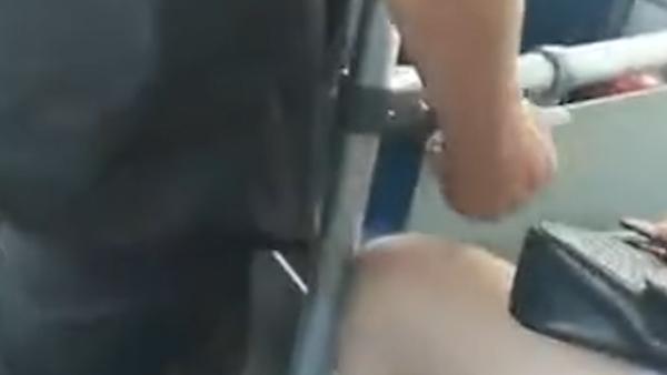 北京公交回应“安全员骚扰女乘客”：正查