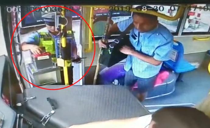 交警扶盲人過馬路上公交,悄悄付了車費