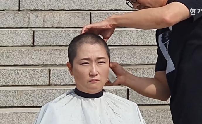 抗议法务部长上任，韩国女议员流泪剃头